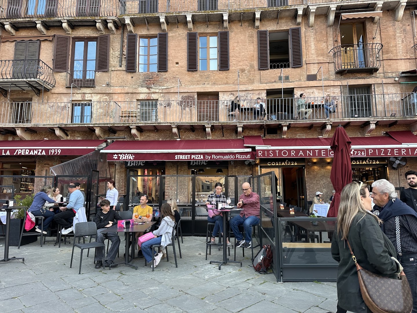 Bigè - Street Pizza: clear, inviting outdoor dining scene