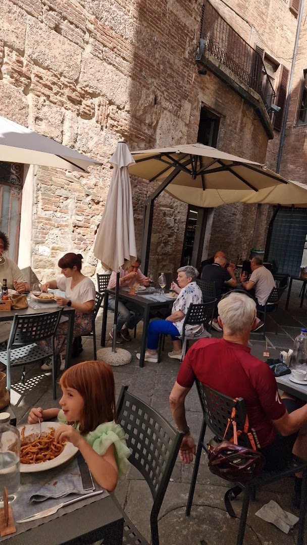 Dal Vitti: inviting restaurant terrace atmosphere
