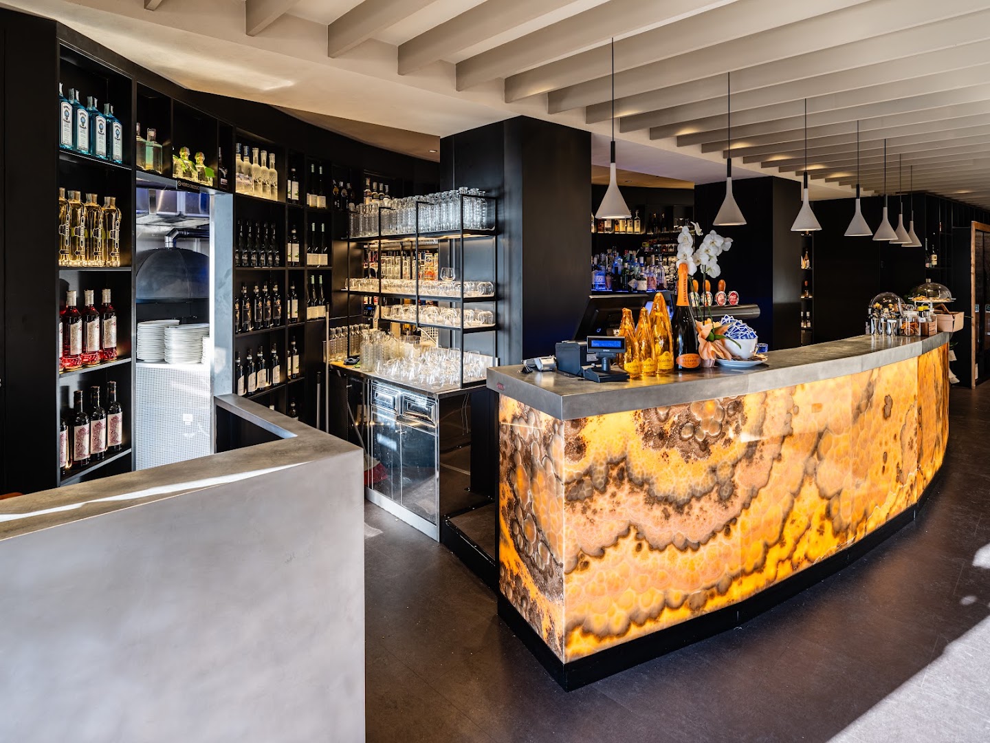 Il Tufo: high quality interior bar shot