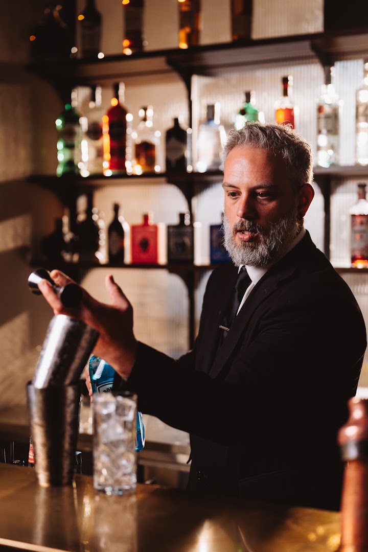 La Speranza 1939: professional photo of bartender