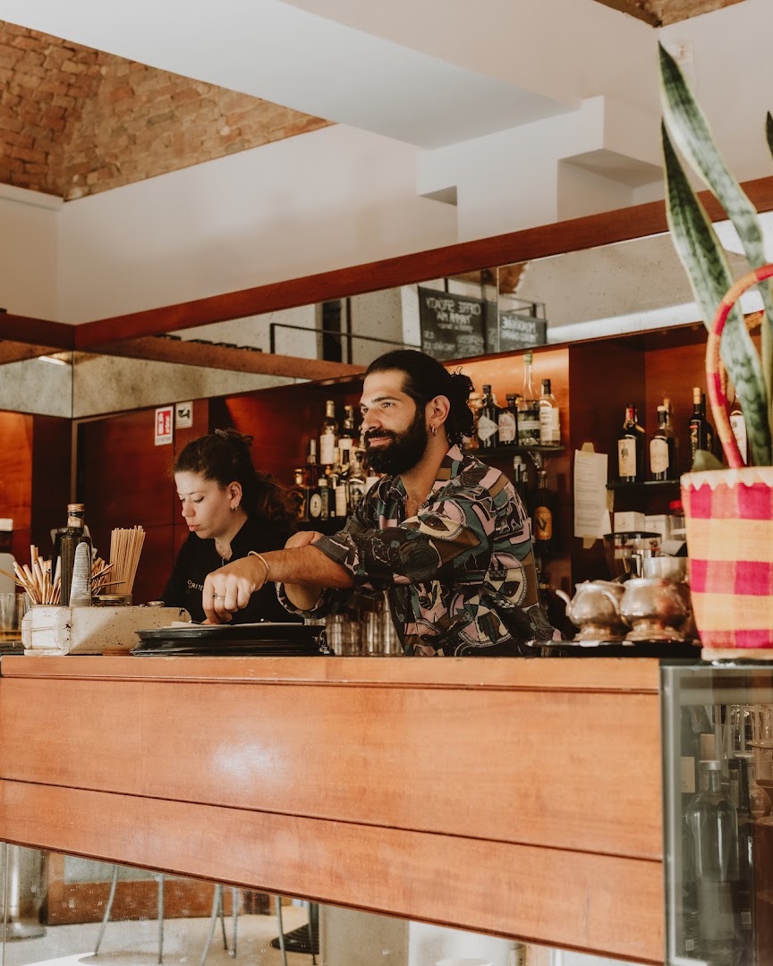 Margherité: professional photo showing bar staff