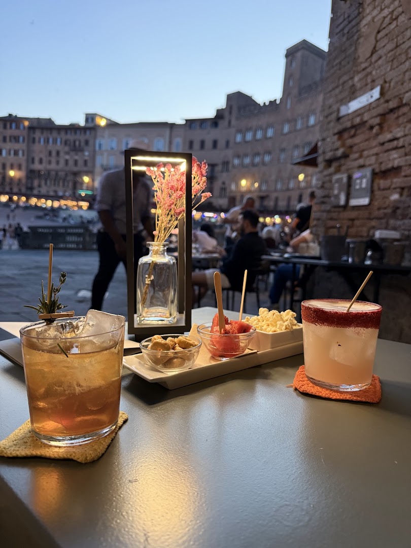 Margherité: appealing atmosphere and drink presentation