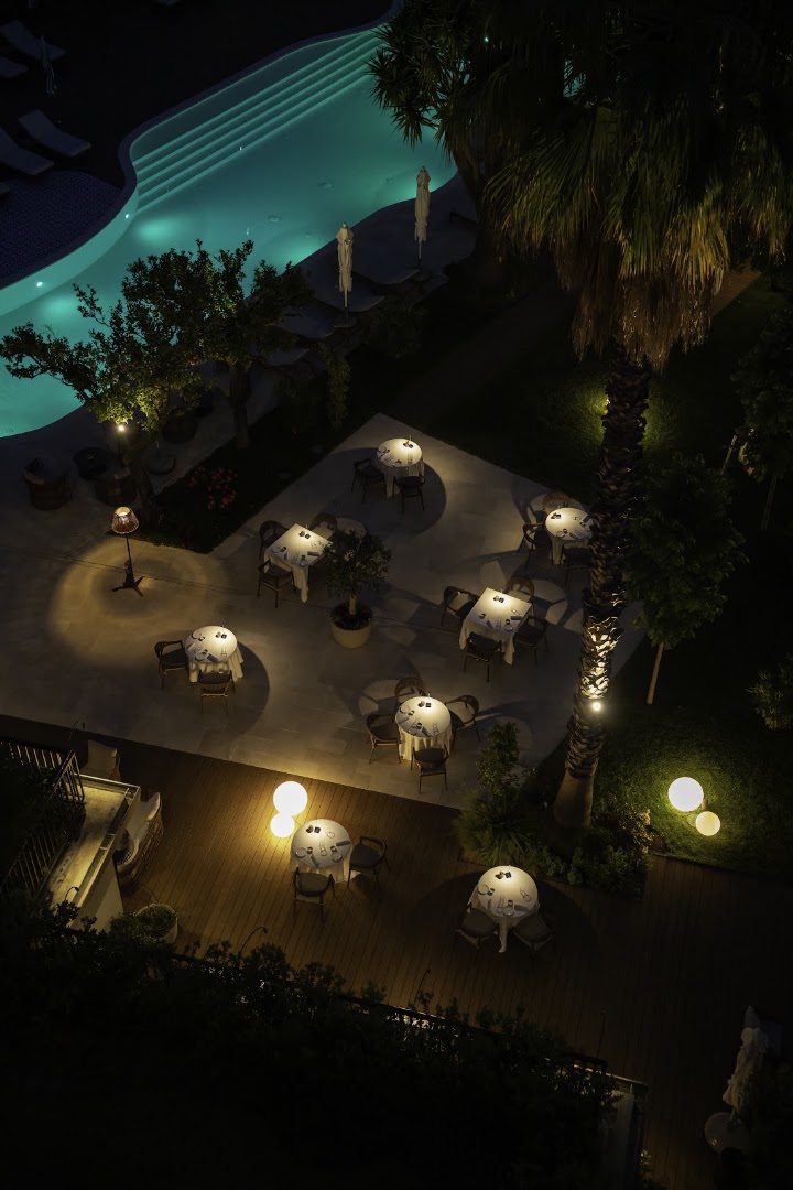 Cora Bistrot: beautiful atmospheric evening restaurant shot
