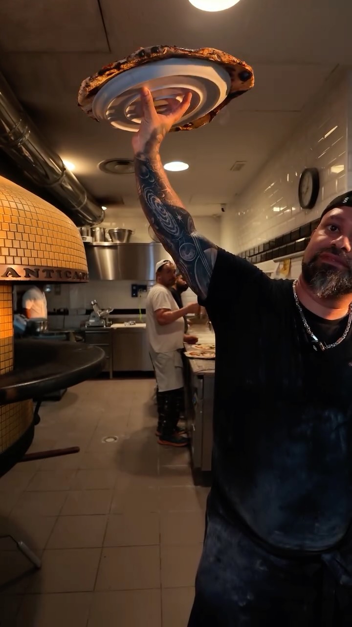 L'Antica Pizzeria Da Michele Ortigia: engaging photo of pizza preparation