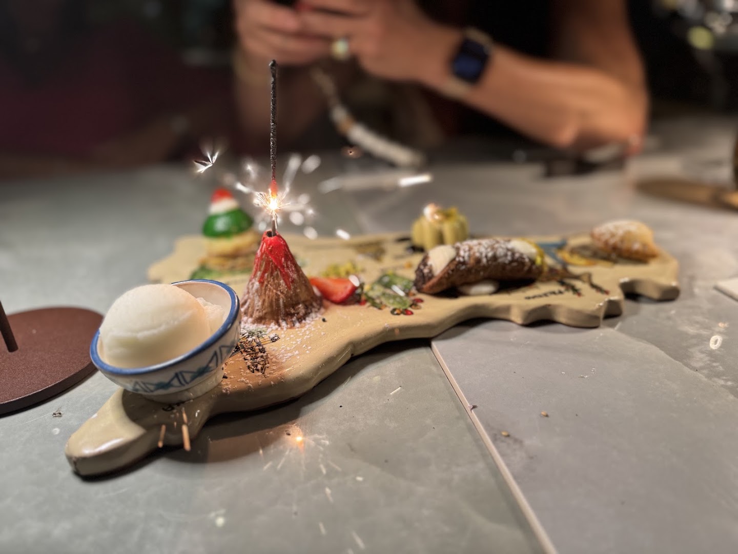 Armonia Restaurant: appetizing food presentation with sparkler