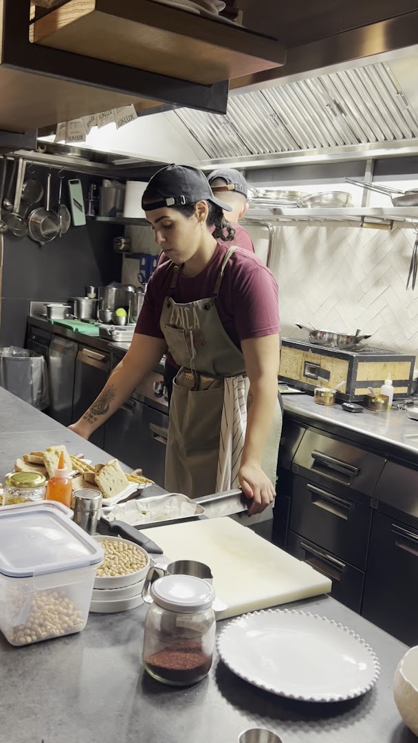 Ethica Chef's Table & Garden: professional kitchen staff in action