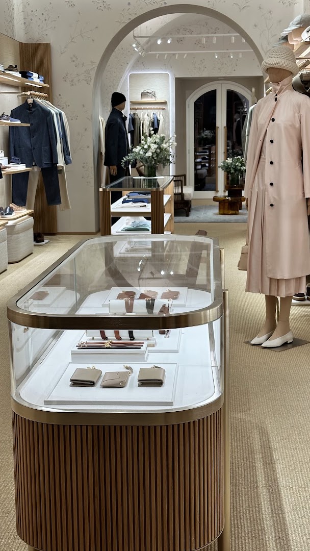 Loro Piana Taormina: professional interior shop display photo