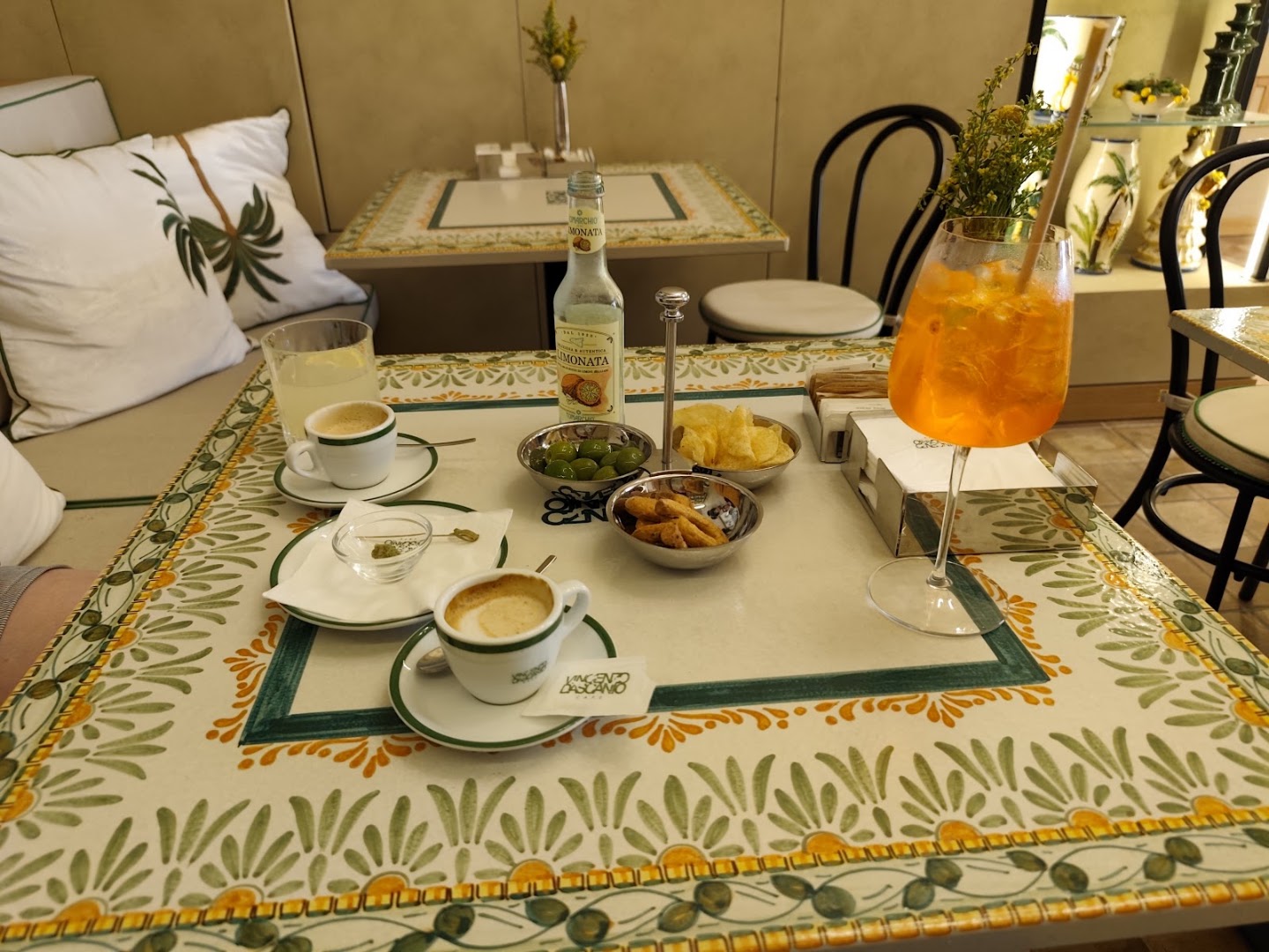 Vincenzo Dascanio Cafe & Boutique: appealing table setting and atmosphere