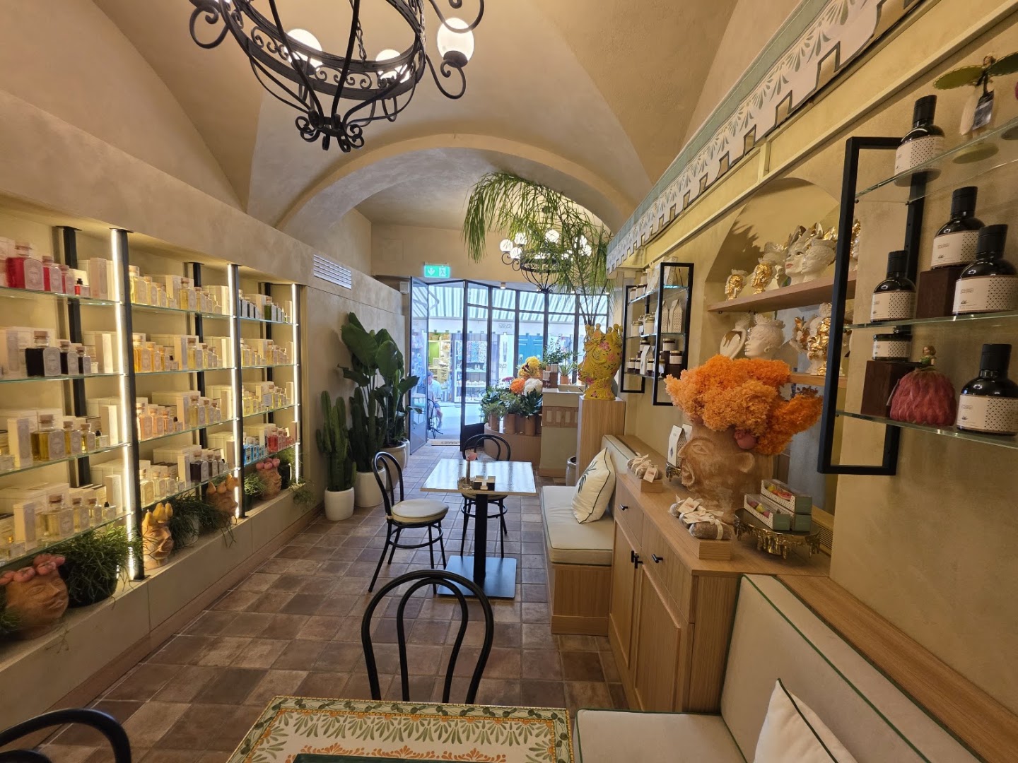 Vincenzo Dascanio Cafe & Boutique: inviting and professional interior shot