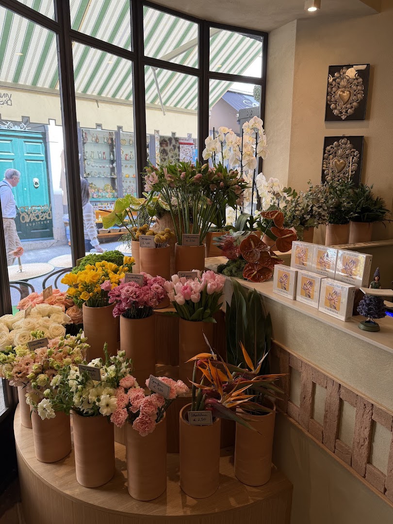 Vincenzo Dascanio Cafe & Boutique: beautifully captures the boutique atmosphere