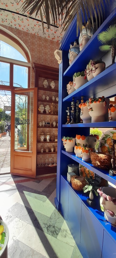 Vincenzo Dascanio Cafe & Boutique: beautiful interior and product display
