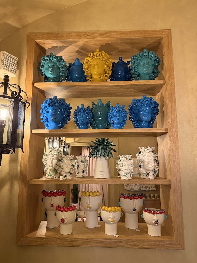 Vincenzo Dascanio Cafe & Boutique: attractive display of boutique products
