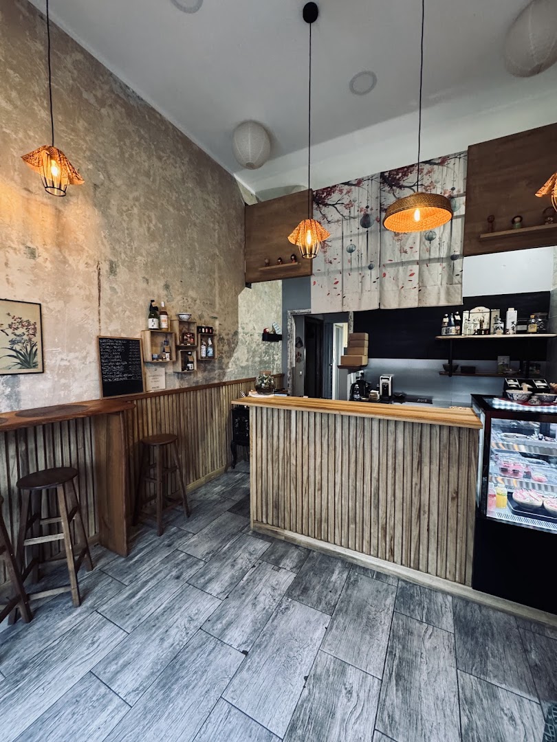 Akaiito: clear, inviting restaurant interior shot