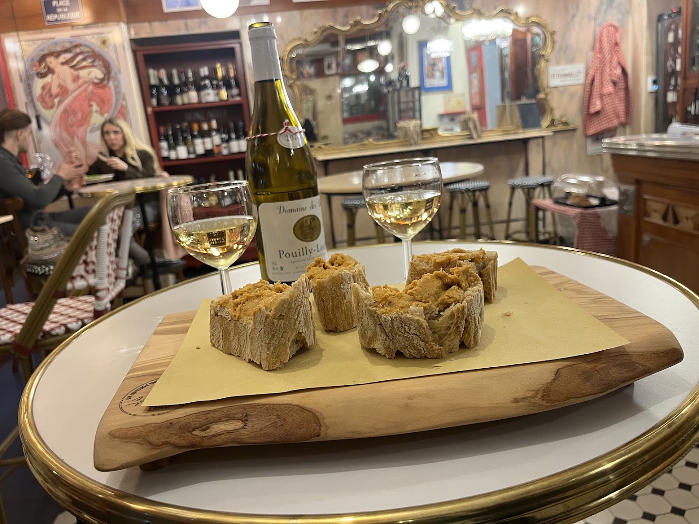 Chez Cosette: appetizing food and restaurant atmosphere