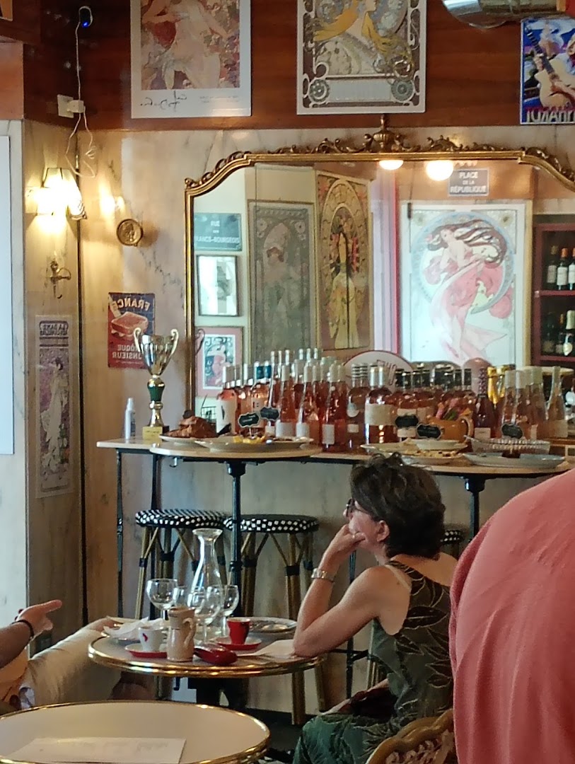 Chez Cosette: authentic restaurant atmosphere well-bar atmosphere