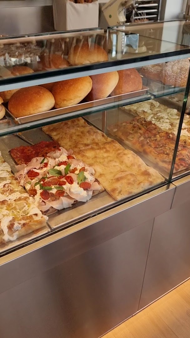 Pier Boulangerie: appetizing display of fresh food