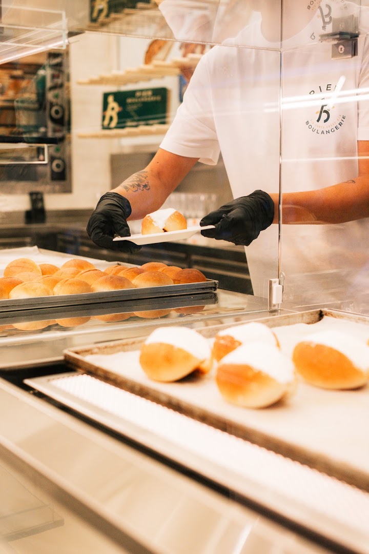 Pier Boulangerie: professional shot of food preparation