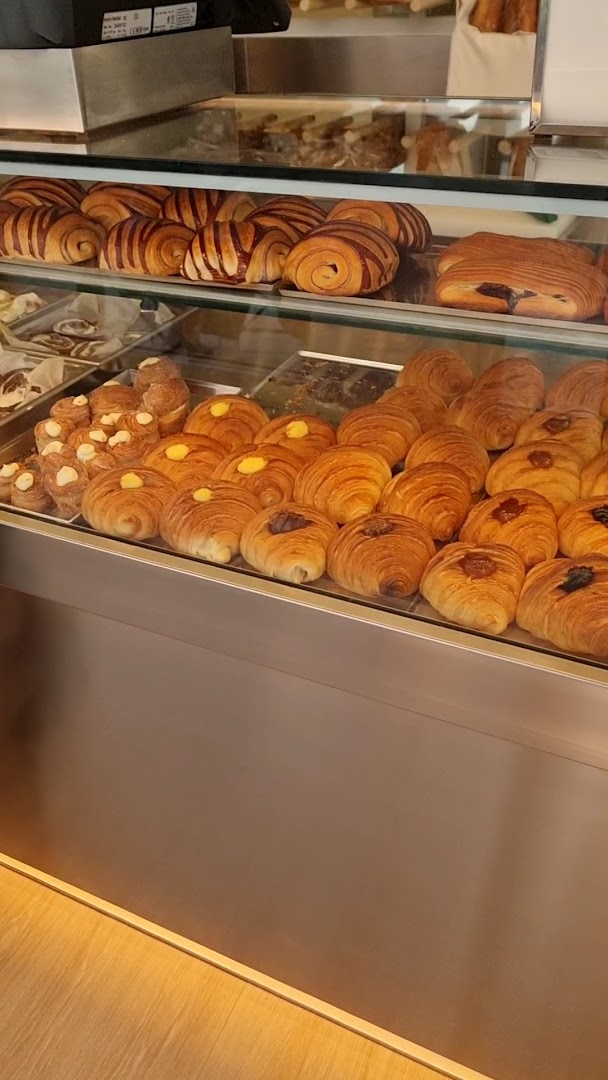 Pier Boulangerie: appetizing display of fresh pastries