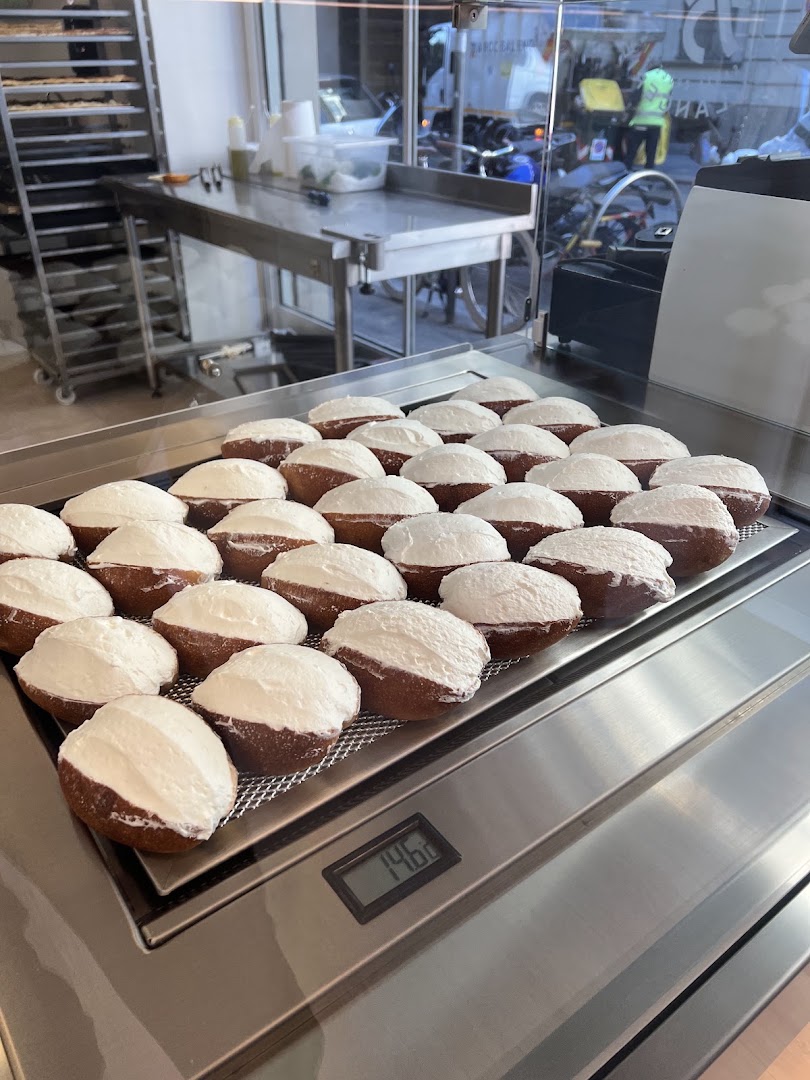 Pier Boulangerie: appetizing display of fresh pastries