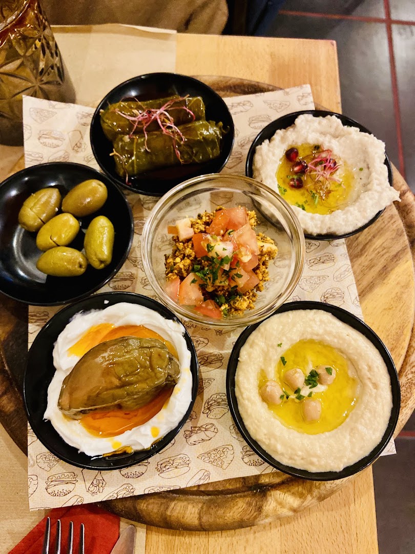 Via Beirut: appetizing, high-quality food presentation
