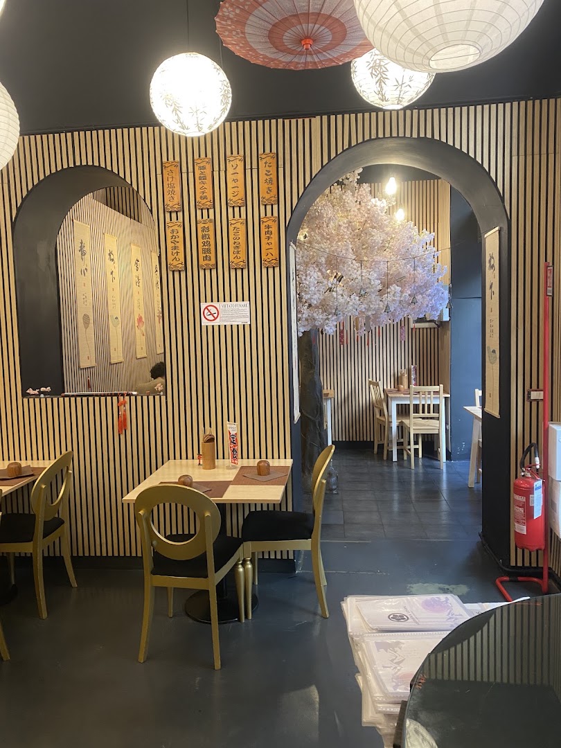 Yokohama Udon: clear photo of restaurant interior