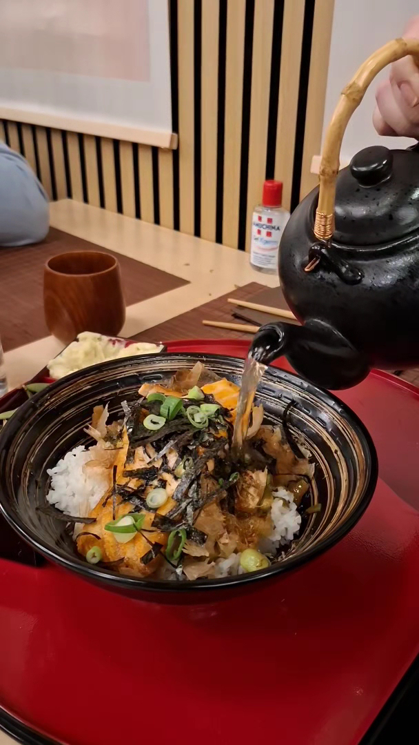Yokohama Udon: appetizing action shot of food