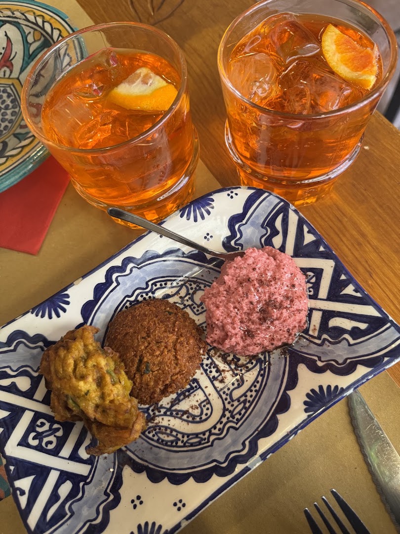 Carovansarà: appetizing food and drink presentation