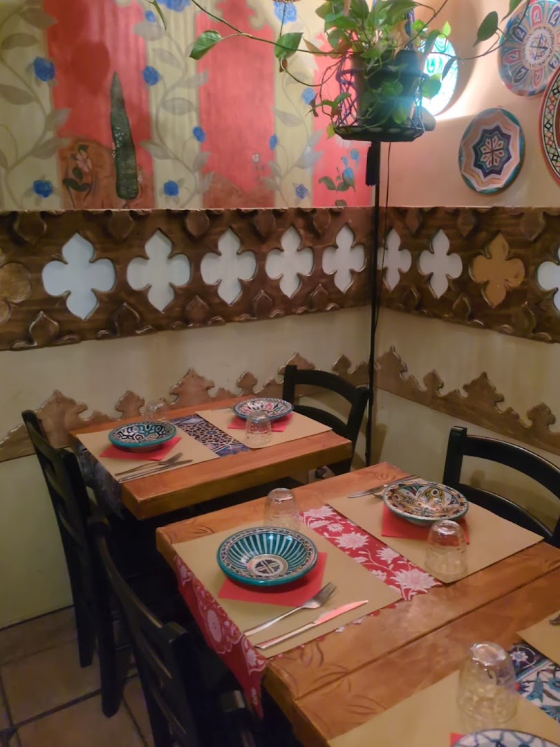 Carovansarà: inviting restaurant interior atmosphere