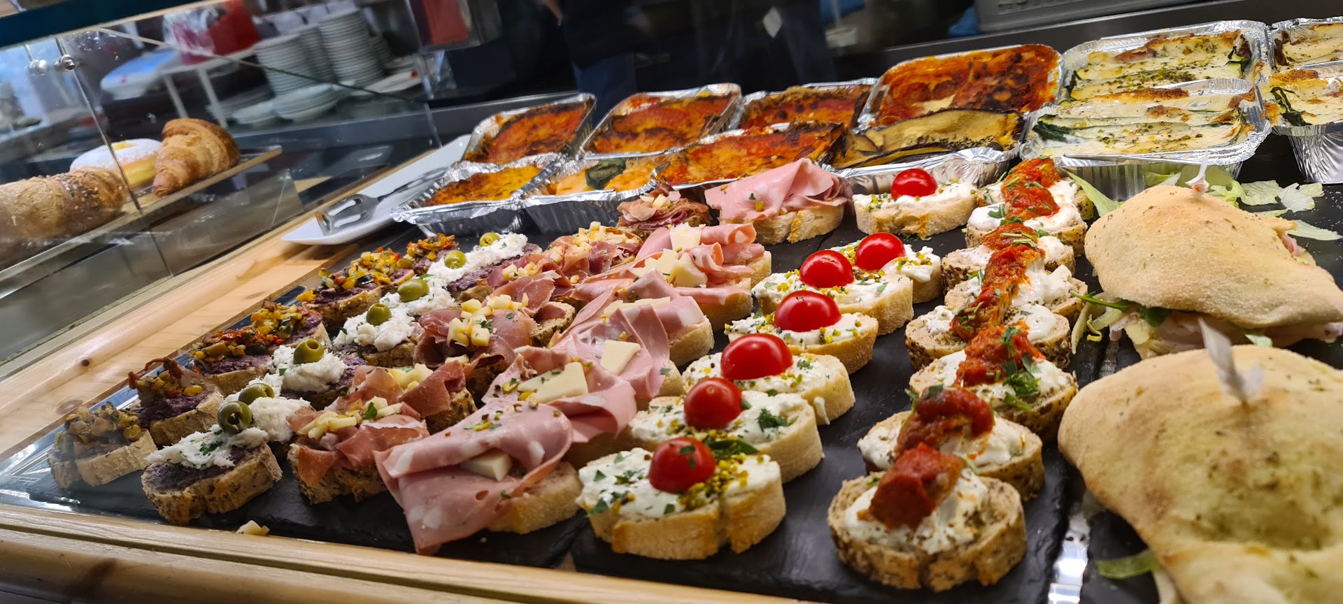 Mamafè Salento Bakery - Corte Canal: appetizing display of fresh food