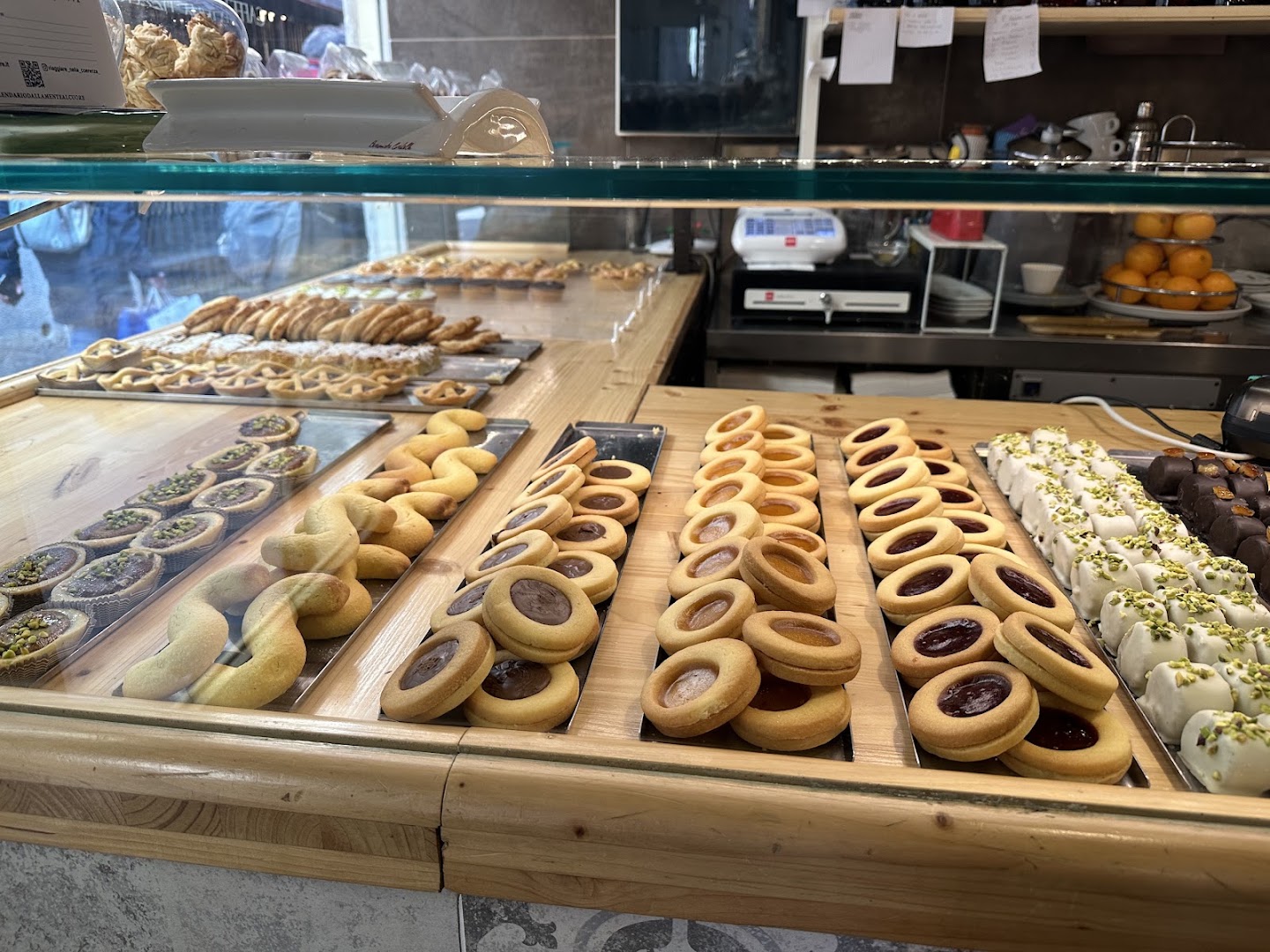 Mamafè Salento Bakery - Corte Canal: appetizing display of fresh pastries