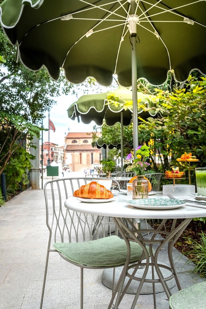 Moro Restaurant & Café: attractive, professional restaurant terrace photo