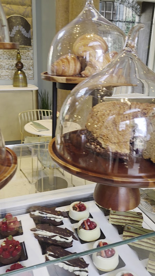 Moro Restaurant & Café: appetizing display of fresh pastries