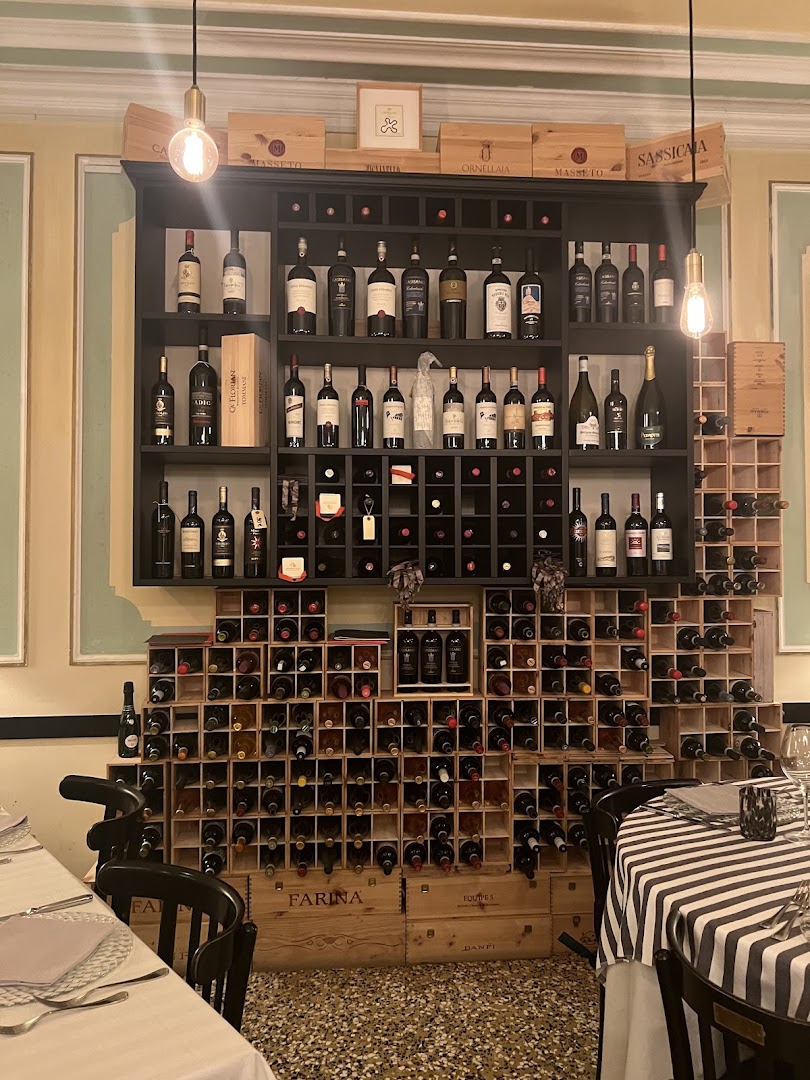 Caffè Dante Bistrot: attractive, professional interior wine display