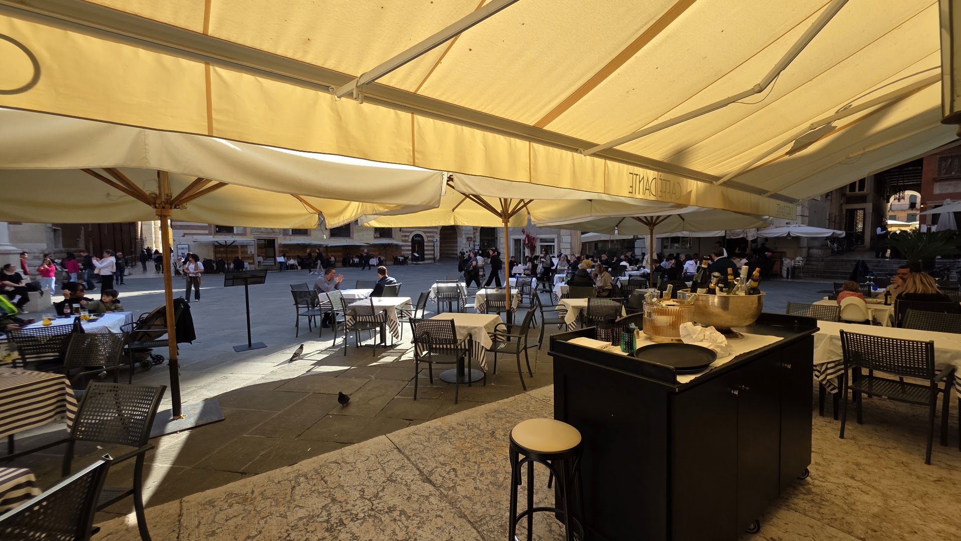 Caffè Dante Bistrot: inviting outdoor terrace atmosphere