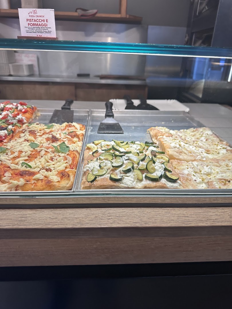 Cruncheria by Renato Bosco: appetizing display of fresh pizza