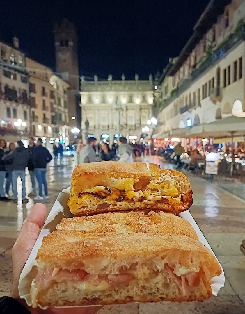 Cruncheria by Renato Bosco: appetizing food with atmospheric background