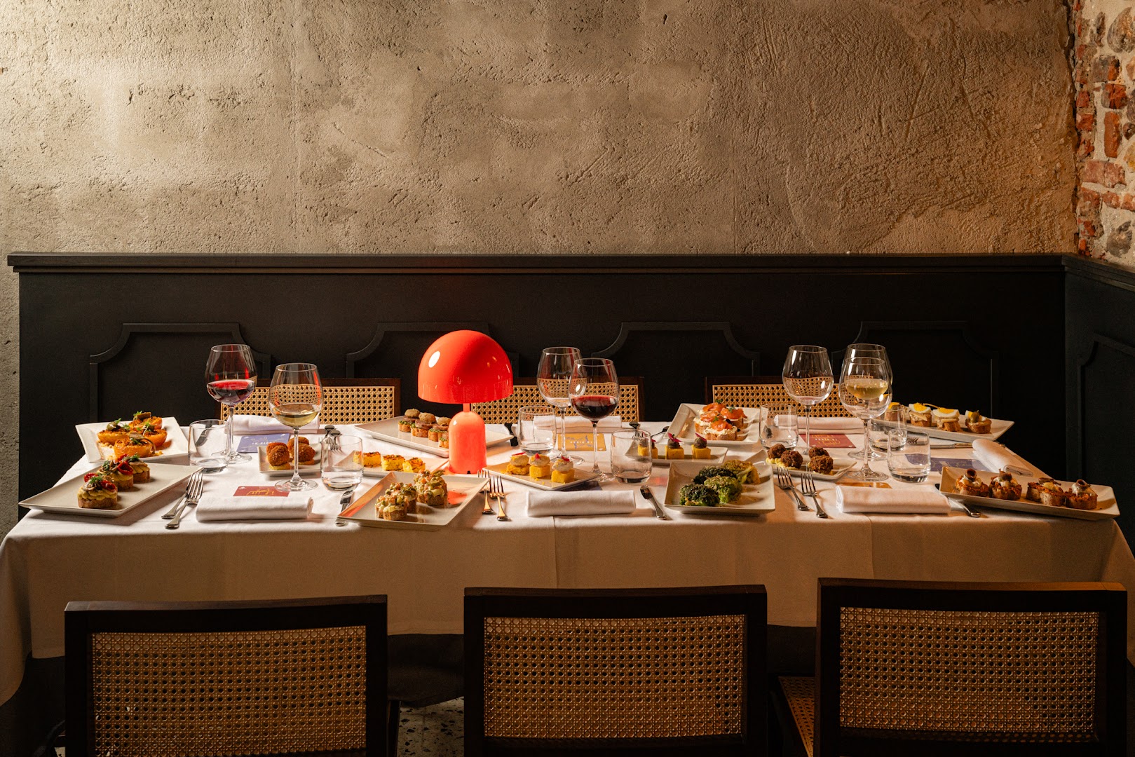 La Pigna: professional, inviting restaurant table setting