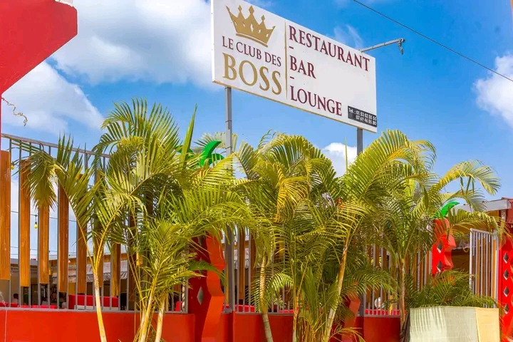 Le Club des Boss: clear exterior shot of venue