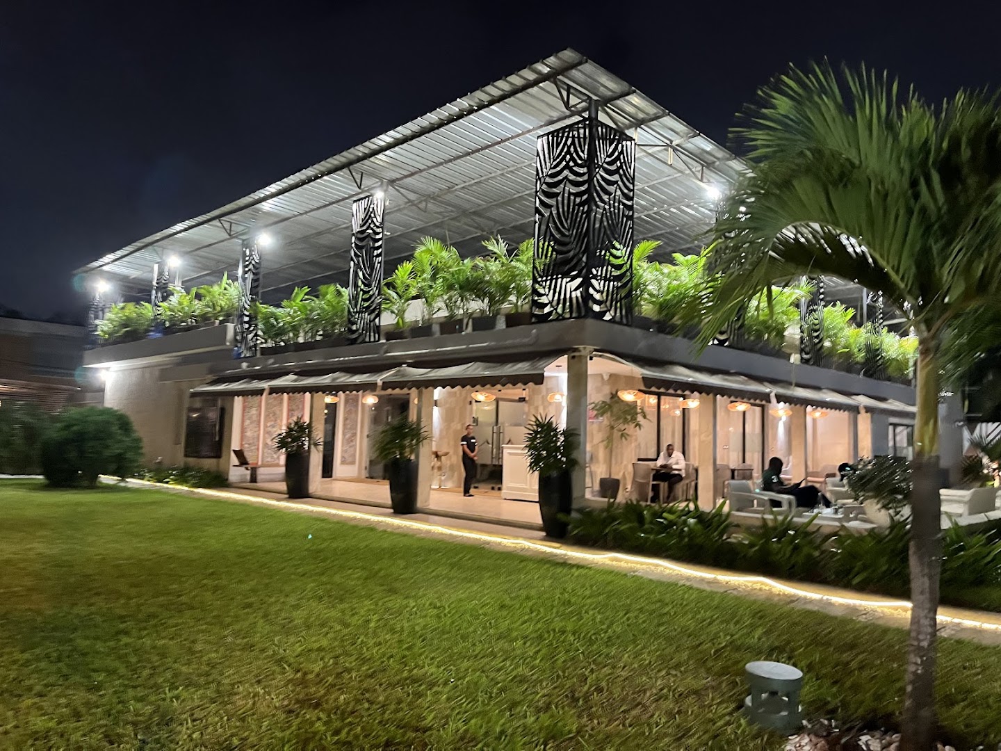 CASA EKWA: attractive night shot of venue