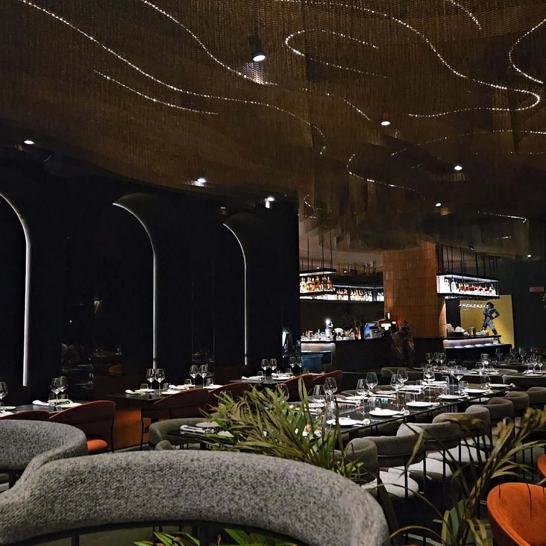 West Abidjan: high quality interior atmosphere shot