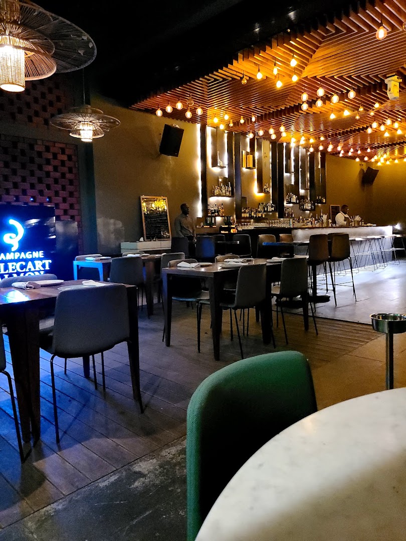 West Abidjan: inviting atmosphere and professional interior shot