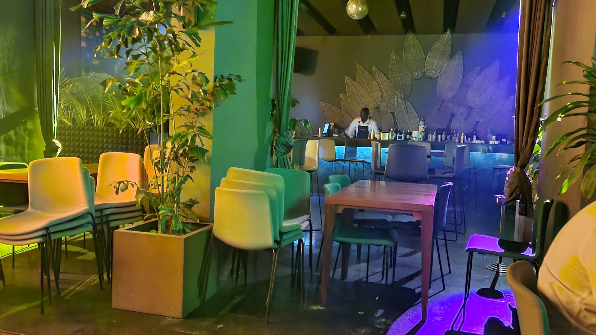 West Abidjan: clear view of restaurant interior