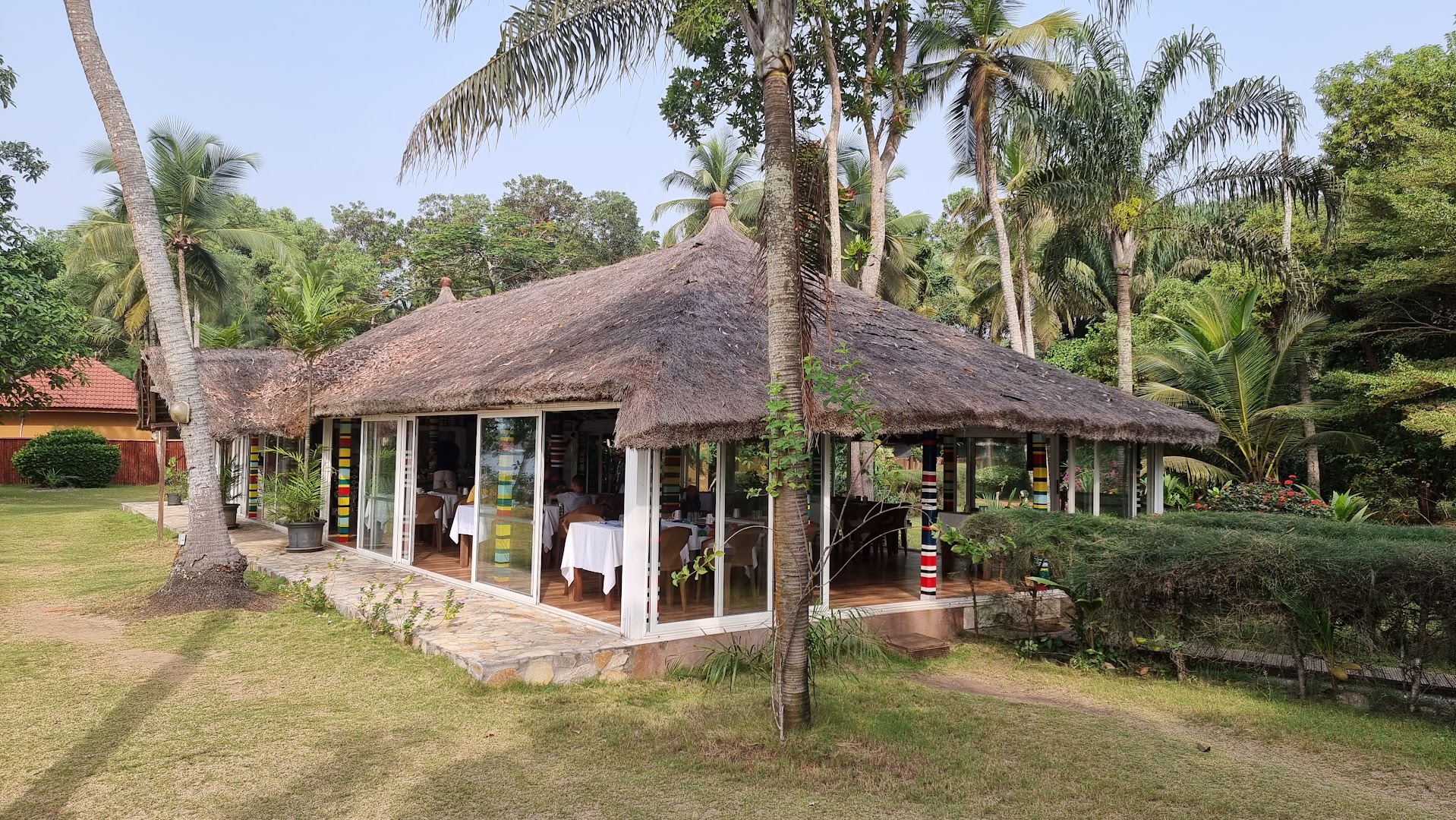 Hôtel Zion: clear, inviting exterior venue shot