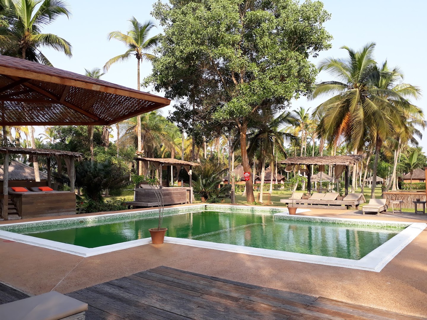 Hôtel Zion: attractive hotel pool area photo