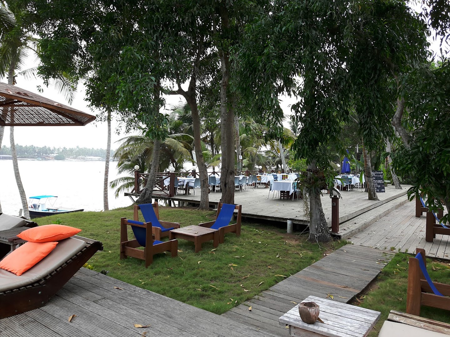 Hôtel Zion: inviting outdoor dining area view