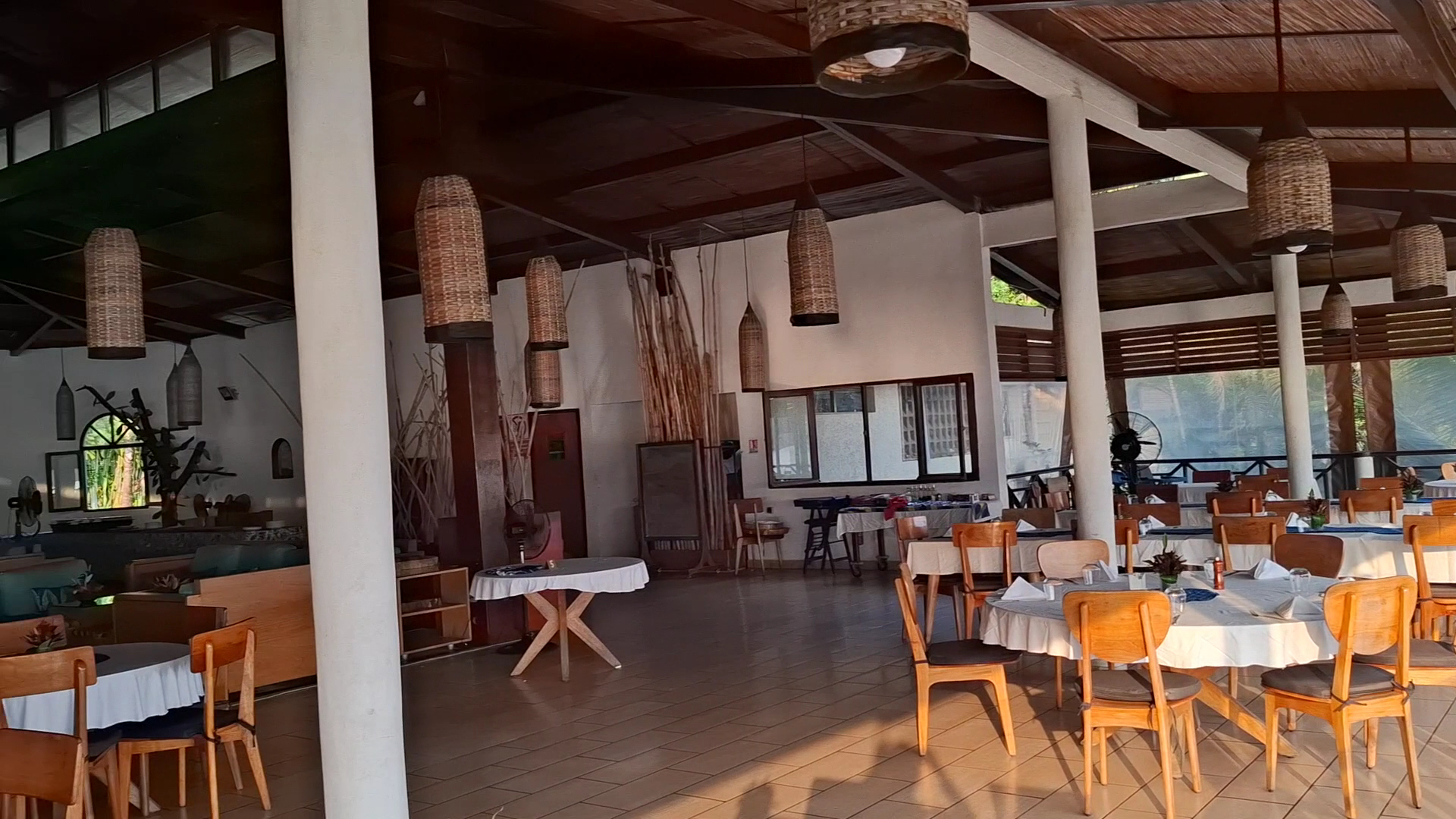 Les Marines de Babihana: clear view of restaurant interior