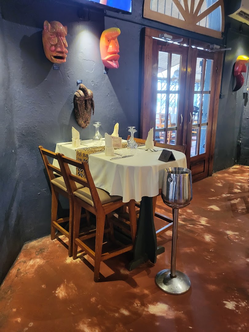 La Case Bleue: clear shot of restaurant interior