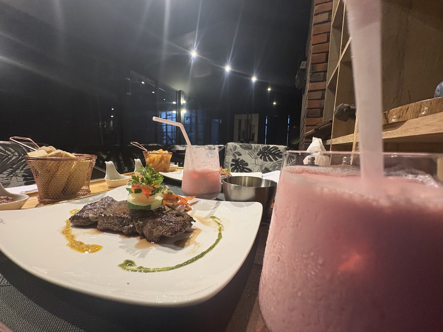 Le Jung Restau. Lounge: appetizing food and drink presentation