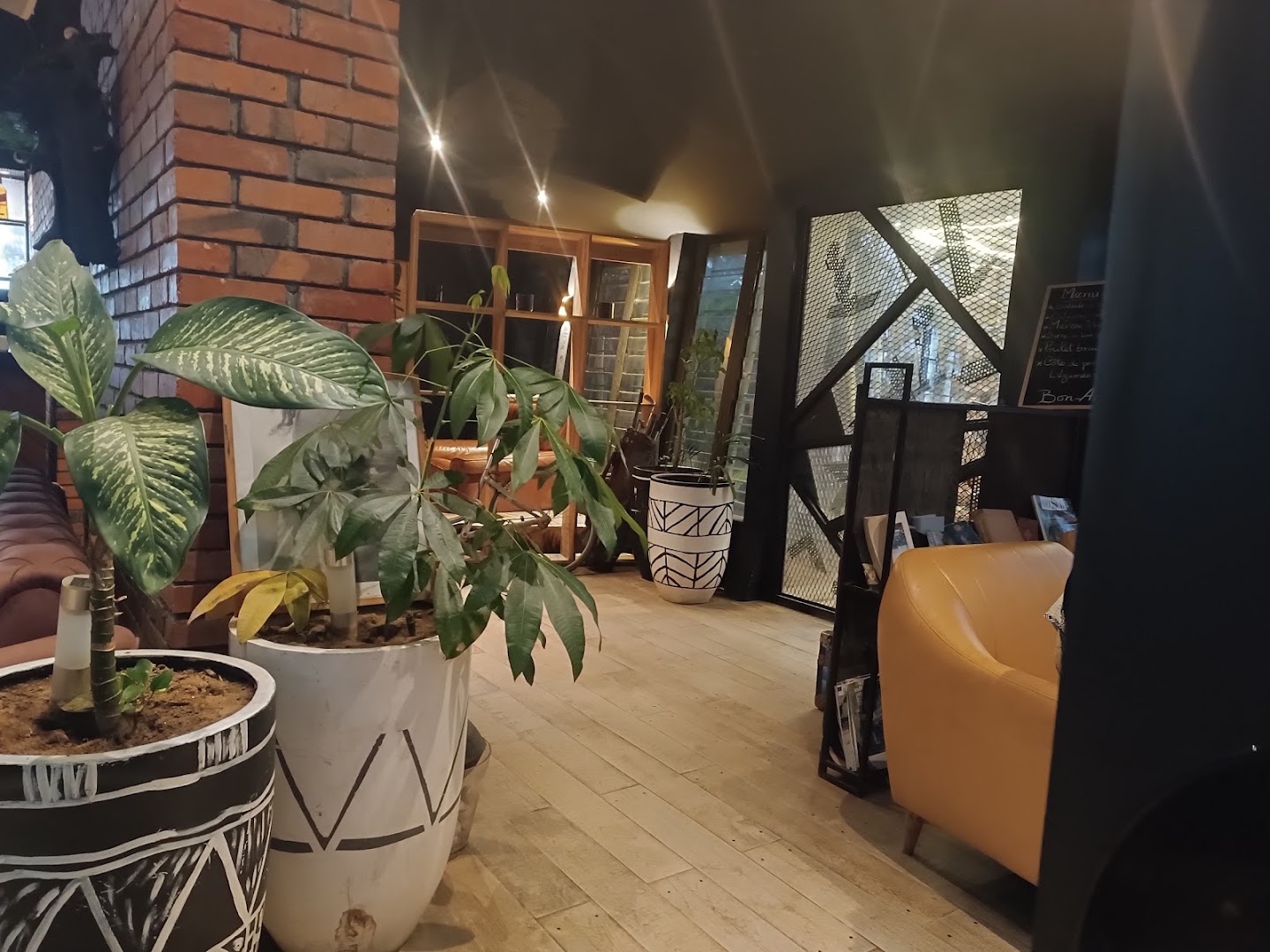 Le Jung Restau. Lounge: restaurant interior and atmosphere