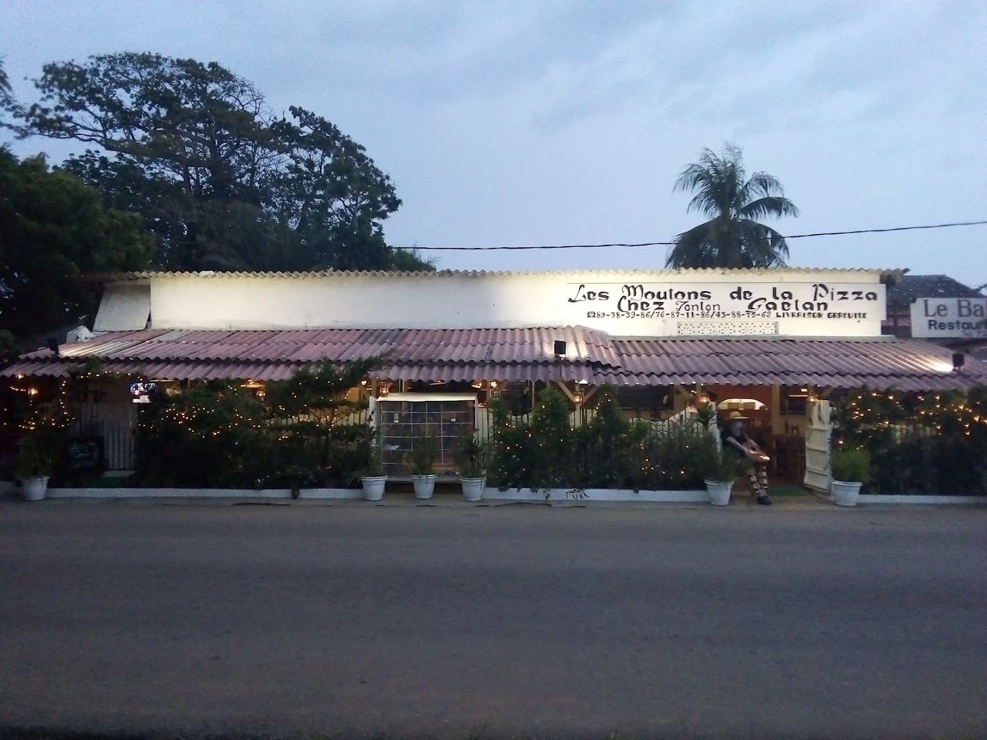 Les Moutons de la Pizza: clear exterior shot of restaurant